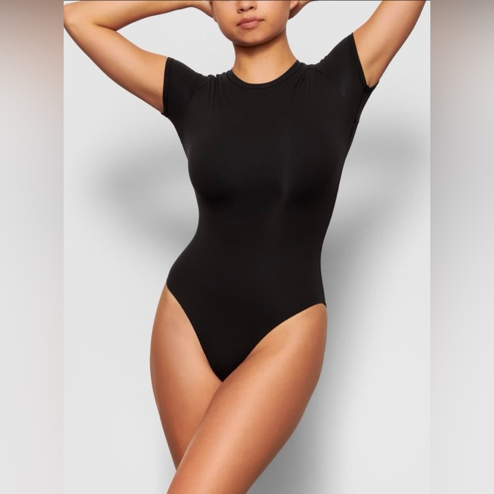 SKIMS Fits Everybody T-Shirt Bodysuit-Crewneck short sleeve in onyx size medium